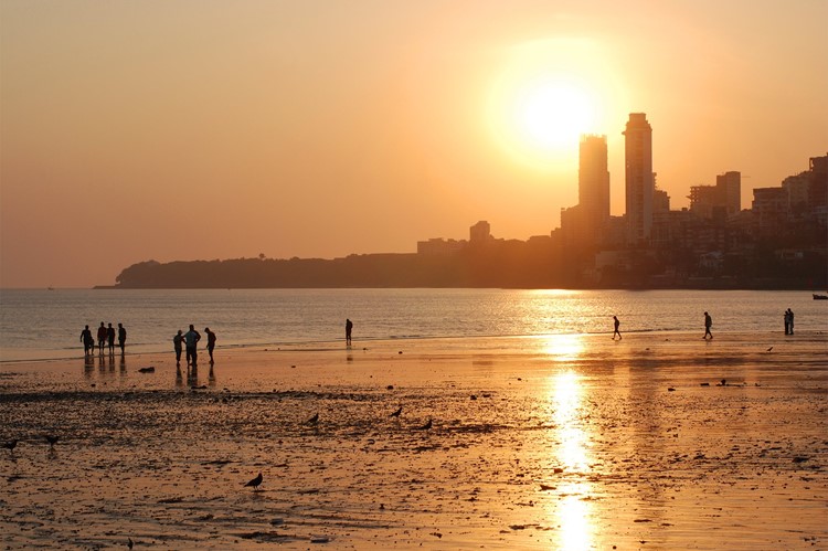 Mumbai, Chowpatty beach - Uitzicht vanaf Malabar hill bij zonsondergang